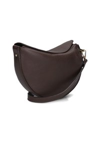 Bruine leren handtas met een gebogen ontwerp, voorzien van een zachte textuur, een klepafsluiting en een afneembare schouderband.