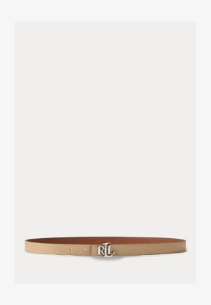 Ceinture en cuir fauve avec boucle argentée portant le logo "RL" et trois trous d'ajustement, posée à plat sur un fond blanc uni.