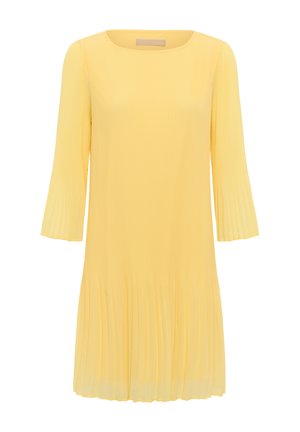 Robe jaune plissée longueur genou avec manches longues et encolure ronde, fabriquée en tissu léger.