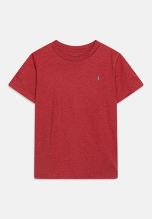 Rød T-shirt med korte ærmer og rund hals, med lille blåt broderet logo på venstre bryst, ensfarvet foran uden synlige mønstre.