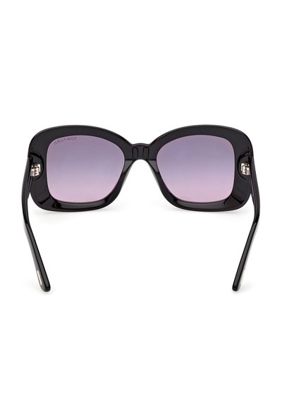 Lunettes de soleil carrées noires surdimensionnées avec des verres dégradés violets et des montures épaisses, vues de face sur un fond blanc.