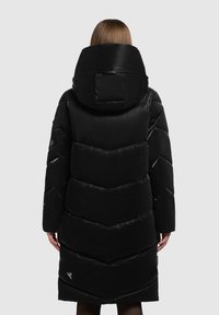 Sort pufferjakke med chevron-quiltet design, høj krave og hætte. Glat tekstur med mærkbar glans og logo-detalje på ærmet.