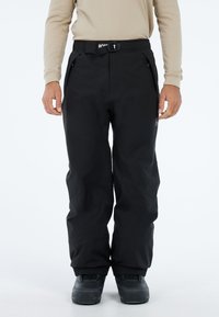 Zwarte, weersbestendige broek met een gewatteerd ontwerp, verstelbare riem en ritszakken. Voorzien van elastische manchetten en versterkte zoom.