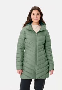 Cappotto verde imbottito con zip frontale, motivo a diamante e cappuccio. Presenta maniche lunghe e un colletto alto per maggiore calore.