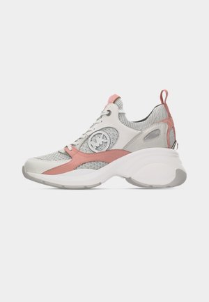 Sneaker bianca e grigio chiaro con dettagli rosa, in mesh e pelle, suola spessa e logo MK sul lato.