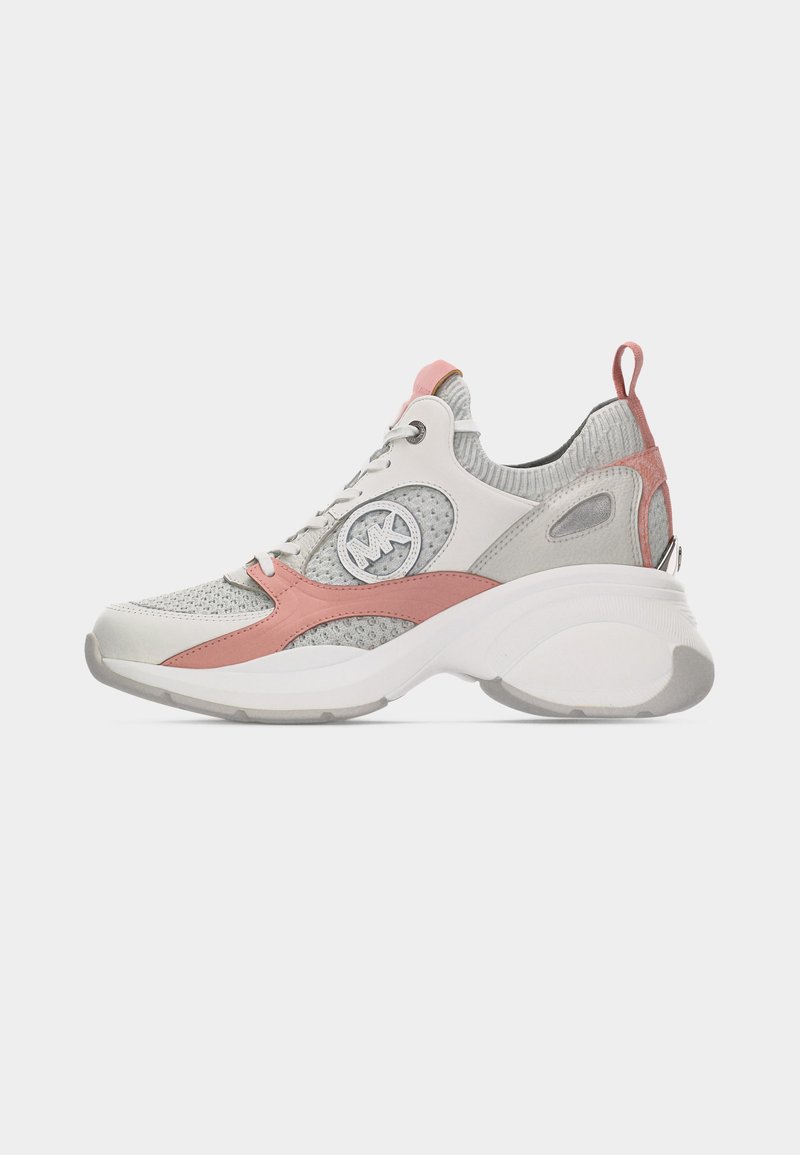 Λευκό και ανοιχτό γκρι αθλητικό παπούτσι με ροζ λεπτομέρειες, κατασκευή από διχτυωτό ύφασμα και δέρμα, παχιά σόλα και λογότυπο MK στο πλάι.
