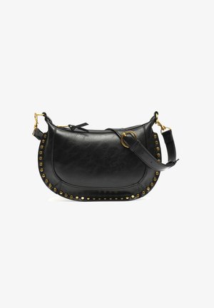 Schwarze Lederhandtasche mit einer geschwungenen Form, goldenen Nieten entlang der Kante, verstellbarem Tragegurt und einer seitlichen Schlaufe für zusätzlichen Detail.