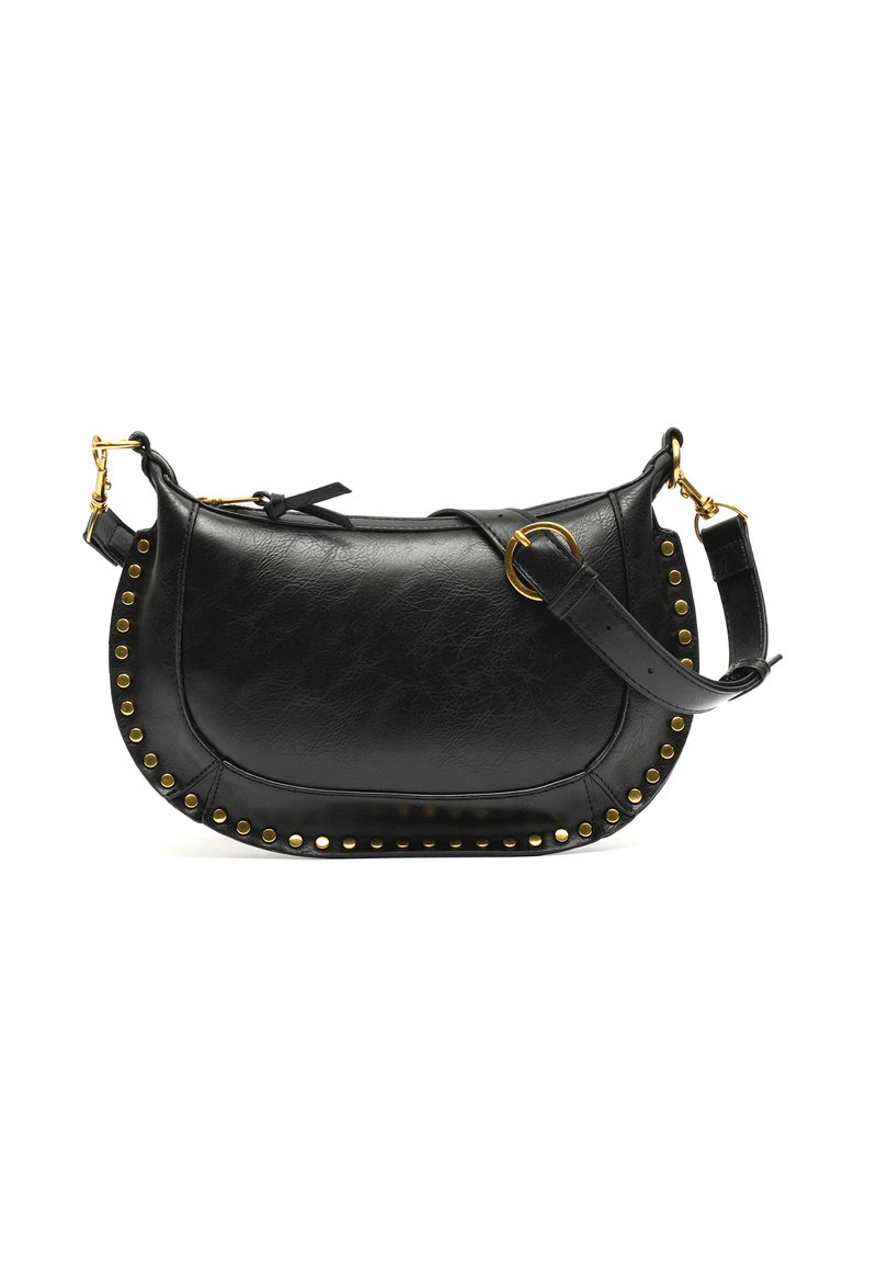 Borsa a mano in pelle nera con forma curva, borchie dorate lungo il bordo, tracolla regolabile e un anello laterale per un tocco di dettaglio.