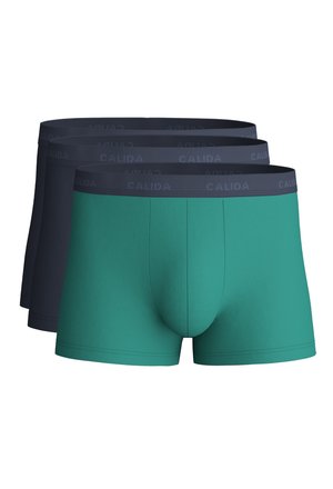 Drei Herren-Boxershorts in Grün, Dunkelblau und Schwarz, hintereinander angeordnet, jeweils mit einem dunklen Bund, der mit "CALIDA" gebrandet ist.