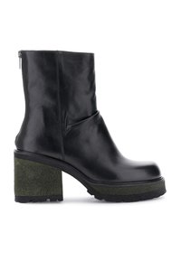 Botas de tobillo de cuero negro con un diseño cónico, tacón de bloque texturizado verde y cremallera lateral. Cuentan con una suela de plataforma gruesa.