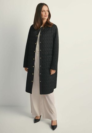 - Klasyczny płaszcz