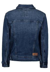 Jeansjacka i mörkblått med klassisk krage, knäppta manschetter och en läderlogotyp. Sömmen är detaljerad med sömnad.