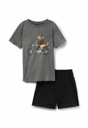 Szary t-shirt z krótkim rękawem, na którym znajduje się pies w kasku i kurtce jadący zielonym motocyklem, w połączeniu z prostymi czarnymi szortami.