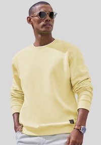 john devin Sweater - gelb