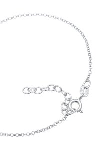 Silverfärgad kedjearmband med små cirkulära länk, utrustad med lås av hummertyp och en förlängningskedja för justerbar längd.