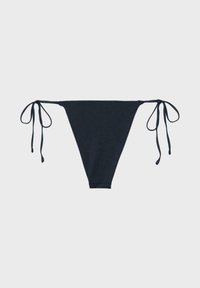 Bas de bikini noir avec liens latéraux sur un fond gris clair uni, présenté à plat.