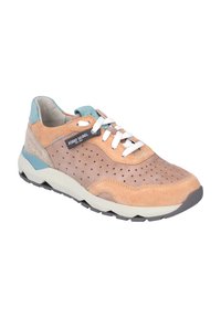 Sneaker in suede con tonalità beige e grigie, tomaia perforata, lacci bianchi, dettagli azzurri chiari sul tallone e suola nera robusta per una migliore aderenza.