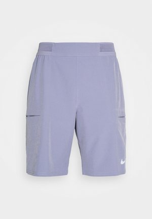 Short de sport violet clair avec des panneaux en mesh à la taille et un swoosh Nike blanc sur la jambe gauche sur fond blanc.
