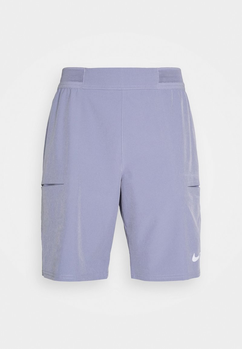 Short de sport violet clair avec des panneaux en mesh à la taille et un swoosh Nike blanc sur la jambe gauche sur fond blanc.