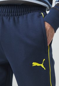 Puma FENERBAHCE ISTANBUL CASUALS PANTS - Klubové oblečení - club navy/speed yellow