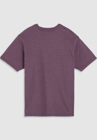 Paars T-shirt met korte mouwen, een subtiel streepmotief, ronde hals en een zachte textuur, met een ontspannen pasvorm.