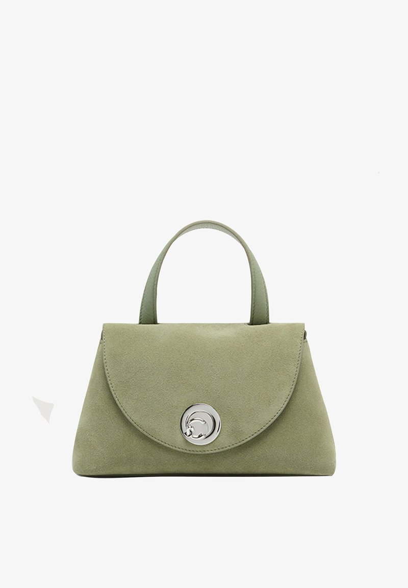 Groene suède handtas met afgeronde flapsluiting, zilveren hardware en korte handgreep. Gladde textuur en minimalistisch ontwerp.
