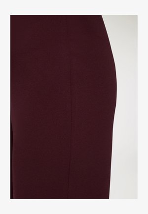 Leggings bordeaux in morbido tessuto elasticizzato; texture liscia con una vestibilità aderente e dettagli discreti sulle cuciture laterali. Nessun hardware o pattern visibili.