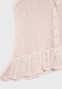 Světle růžový pletený kardigan s otevřeným vzorem, zdobený zapínáním na knoflíky a vroubkovaným vlnitým lemem. Měkká textura s jemným vzorem.