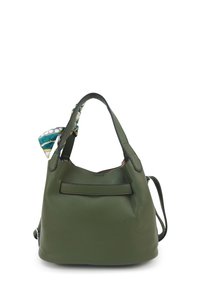 Groene leren handtas met dubbele handvatten, voorzien van een contrasterende stoffen sjaal die aan het handvat is gebonden en een buitenzak.