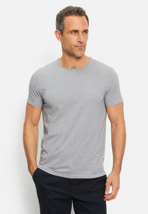 Grijze T-shirt met korte mouwen van katoen, met een ronde hals en een gladde textuur, gedragen met donkere broeken. Geen zichtbare patronen of afbeeldingen.