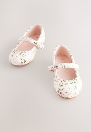 Chaussures de ballet à imprimé floral blanc avec des accents roses. Caractérisées par un bout rond et une bride traversant le cou-de-pied. Matière douce avec une texture lisse.
