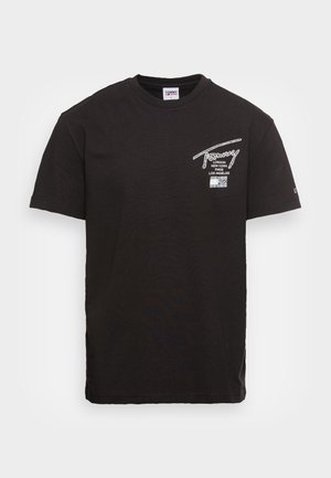 Schwarzes Tommy Jeans T-Shirt mit kurzen Ärmeln, weißen Stadtnamen und Logoaufdruck auf der linken oberen Brust.