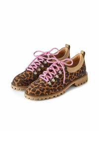 Scarpe con stampa leopardata in suede con lacci rosa, dotate di occhielli metallici e suola in gomma marrone robusta per una maggiore aderenza.
