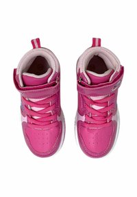 Sneakers alte rosa in materiale sintetico, con suola bianca, lacci, cinturino in velcro e punta perforata per la ventilazione.