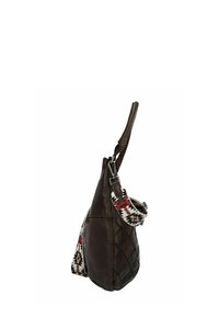 Sac en cuir marron avec une texture matelassée, doté d'une sangle en tissu imprimé dans un design géométrique blanc, rouge et noir.