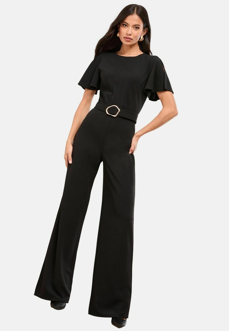 Fekete overál rövid fodros ujjal, egységes textúrával, testhezálló felső résszel és széles szárú dizájnnal, arany négyzetes övcsattal díszítve.