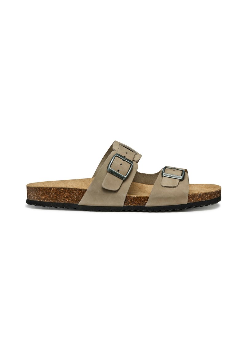 Sandalo a scivolo in suede grigio con due cinturini regolabili con fibbie argentate, soletta in sughero e suola in gomma texturizzata nera.