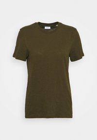T-shirt verde oliva a maniche corte realizzata in tessuto leggero. Presenta un collo rotondo e un design semplice senza motivi o accenti.