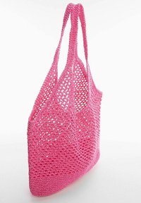 Sac fourre-tout en crochet rose avec un design en filet ouvert, doté de deux poignées robustes et d'une base large pour un transport et un rangement faciles.