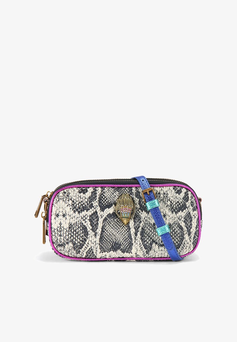 Pouch met slangenhuidpatroon, voorzien van een metalen sluiting en een kleurrijke band. Bevat contrasterende paarse en blauwe accenten, ritsluiting en rechthoekige vorm.