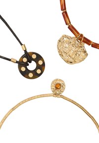 Trzy naszyjniki: jeden z brązowych koralików z złotym wisiorkiem, jeden z czarnym okrągłym wisiorkiem z złotymi kropkami oraz złote teksturowane okrągłe zapięcie.