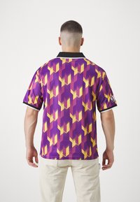 New Era NBA LOS ANGELES LAKERS FOOTBALL TEE - T-shirt imprimé - purple