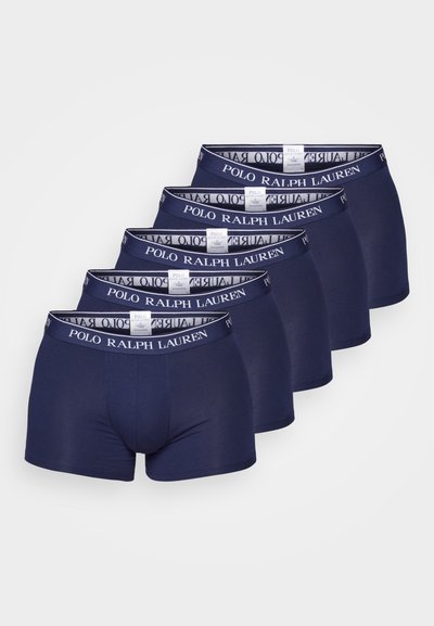 Temno modri bokseric v paketu petih, izdelani iz gladkega blaga, z belim logotipom na pasu in prilegajočim dizajnom.