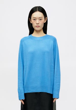 Maglione blu lavorato a maglia con colletto rotondo, polsini e orlo a coste. Maniche lunghe; vestibilità comoda, superficie texturizzata e colore solido.