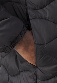 Jack & Jones JJENOAH PUFFER COLLAR - Ľahká bunda - black