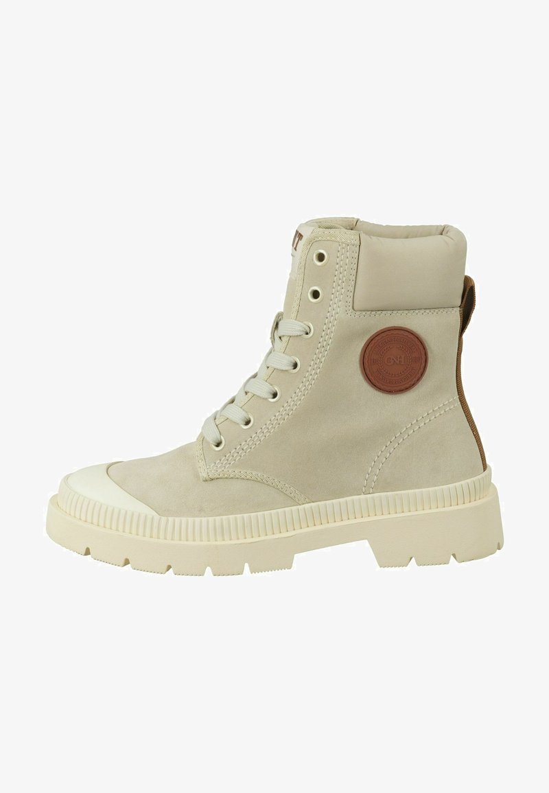 Bottines en daim beige avec semelle en caoutchouc, bout rond, laçage à l'avant et accent de logo brun sur le talon. Tige texturée avec col rembourré.
