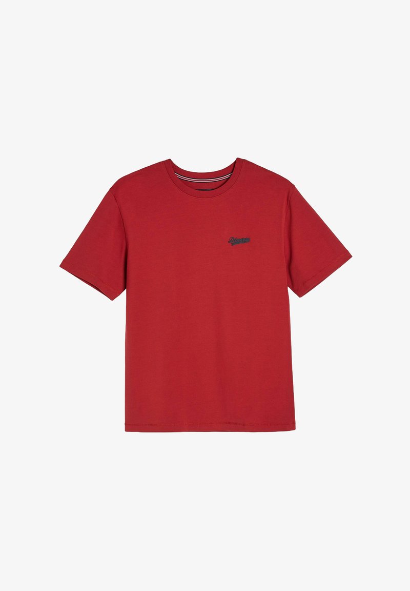 Czerwony bawełniany t-shirt z krótkim rękawem, z okrągłym dekoltem i małym czarnym haftowanym logo na lewej piersi. Gładka, lekka tekstura.