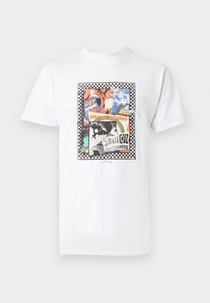 Bijela majica s otiskom šarenog kolaža koji prikazuje skejtera, tekst "Santa Cruz Skateboards" te obrub s uzorkom na kockice.