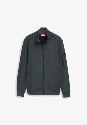 Ciemnoszara kurtka na zamek z subtelnymi poziomymi paskami, stójką, kieszeniami po bokach oraz zapinaną na zamek kieszenią na lewym rękawie z małą naszywką z logo.