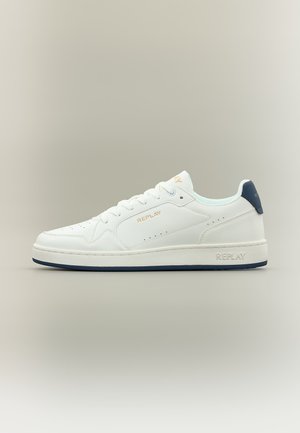 Baskets basses blanches avec languette talon marine, marquage doré "REPLAY" sur le côté et la languette, lacets blancs et bordure de semelle marine.